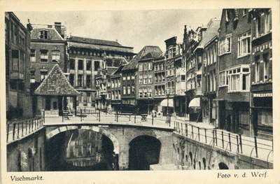 1539 Gezicht op de Vismarkt te Utrecht met de Kalisbrug over de Oudegracht.